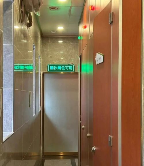 挤满悄悄崩溃的女性麻将胡了2景区公厕(图2)