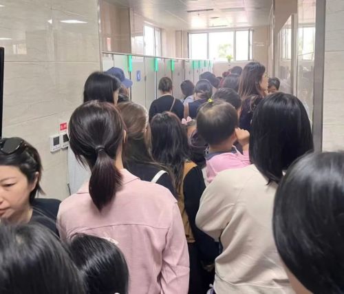 挤满悄悄崩溃的女性麻将胡了2景区公厕(图6)