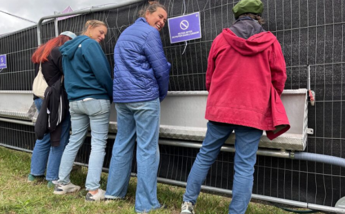 挤满悄悄崩溃的女性麻将胡了2景区公厕(图10)